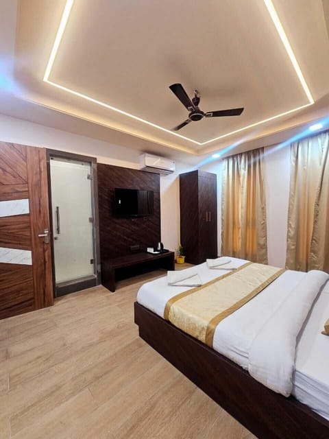 Premium Double Room, 1 King Bed | Iron/ironing board, free WiFi