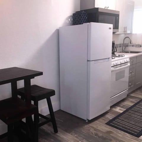 Family Studio Suite, Mountain View | Private kitchen | Full-size fridge, microwave, oven, stovetop