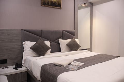 Deluxe Room | Egyptian cotton sheets, premium bedding, memory foam beds, desk