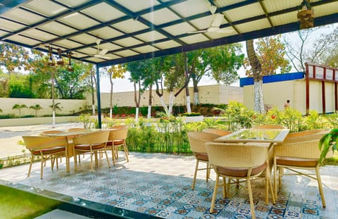 4 restaurants; breakfast, lunch, dinner, and brunch served