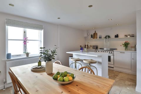 Cook, dine and connect in this bright, newly fitted kitchen-diner. Fully equipped with modern appliances, ample workspace, and everything you need for family meals or cosy breakfasts. The large dining table invites long, relaxed evenings 