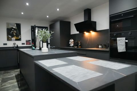 Luxury House, Ensuite (Santi House) | Shared kitchen