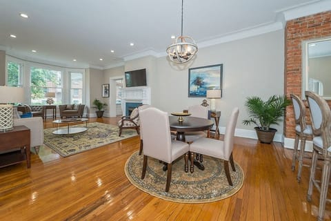 Majestic Dining and Living Area with Flat-screen TV