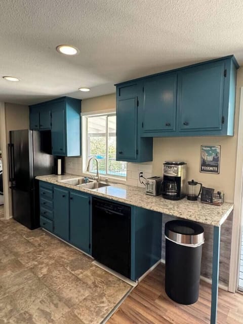 Fully equipped kitchen & coffee bar