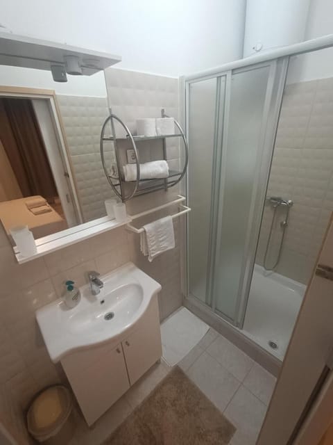 Room, 3 Bedrooms, Smoking, Balcony | Bathroom