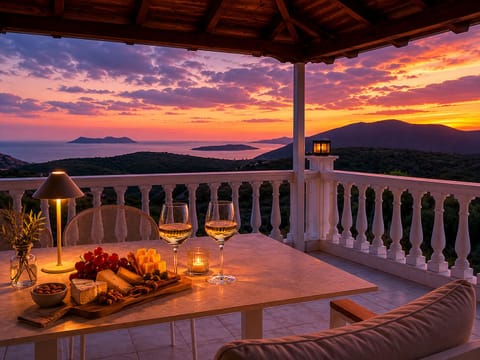 Deluxe Triple  Sea View | In-room dining