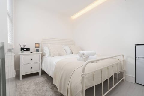 The double bed offers a comfortable night’s sleep with fresh bedding and soft towels provided, creating a clean and restful space to unwind.
