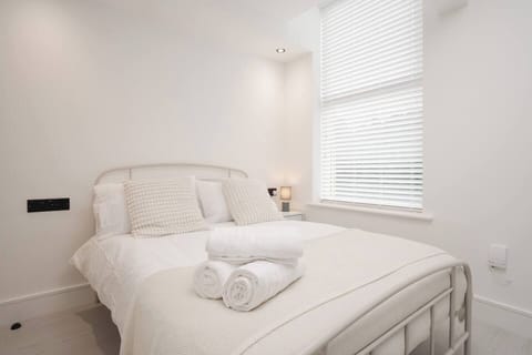 The double bed offers a comfortable night’s sleep with fresh bedding and soft towels provided, creating a clean and restful space to unwind.
