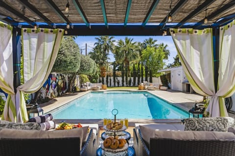 Pool: Host the ultimate summer gathering in style and comfort.