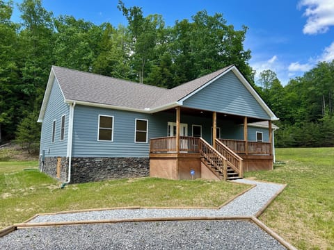 Modern cabin on 3 peaceful acres w/ private pond, located between NRG and lake.