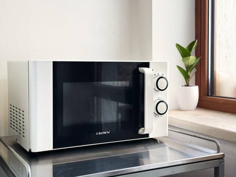 Quick & Easy Meals! Heat up a snack or a quick meal with this convenient kitchen setup. Book now for a cozy stay with all essentials!