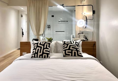 Deluxe Room, 1 King Bed, Non Smoking | Premium bedding, blackout drapes, WiFi (free), bed sheets