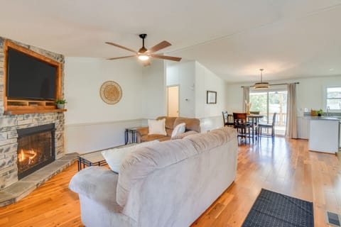 Seneca Vacation Rental | 3BR | 2BA | 1,440 Sq Ft | 3 Steps to Enter