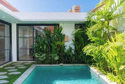 8 outdoor pools, sun loungers