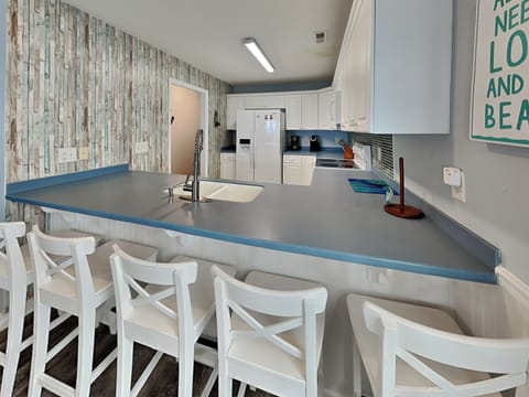 Full Size Kitchen with Breakfast Bar