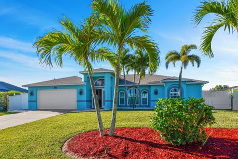 Fantastic driveway and entrance to Villa Orange Cove, lined with palm trees