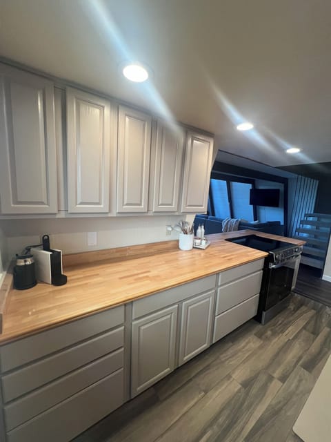 Kitchen (main level)