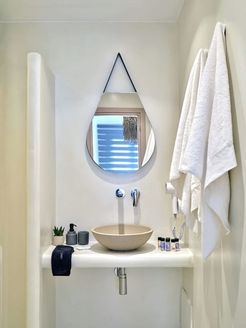 Double Room, 1 Queen Bed, Non Smoking | Bathroom | Shower, hair dryer, towels, soap