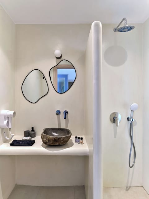 Double Room, 1 Queen Bed, Non Smoking | Bathroom | Shower, hair dryer, towels, soap