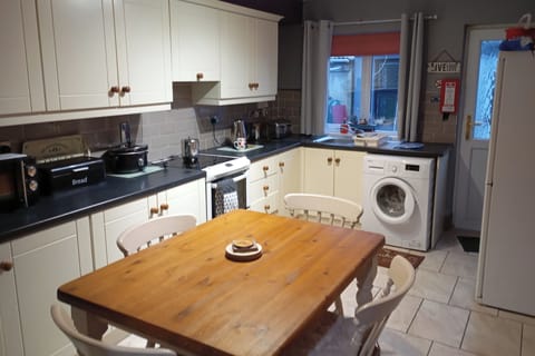 Cottage | Private kitchen | Fridge, microwave, oven, electric kettle