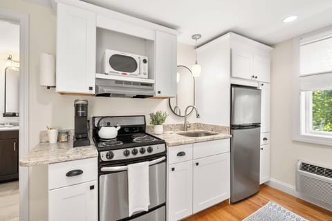 Comfort Studio Suite | Private kitchen | Fridge, microwave, oven, stovetop