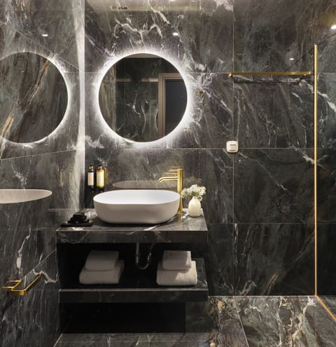 Superior Room | Bathroom | Shower, rainfall showerhead, free toiletries, hair dryer