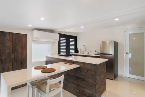 Luxury Studio Suite, Kitchen, City View | Private kitchen | Microwave