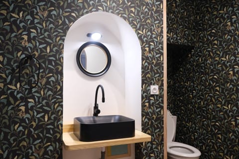 Comfort Double Room, Courtyard View | Bathroom | Shower, towels, soap, shampoo