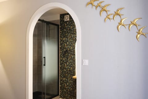 Comfort Double Room, Courtyard View | Bathroom | Shower, towels, soap, shampoo