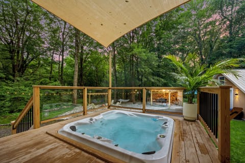 Outdoor spa tub