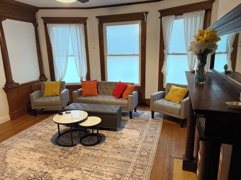 Cozy living room with a warm ambiance, perfect for relaxation and gatherings.