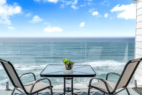 Uninterrupted ocean views! Hear the waves crashing.
