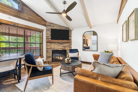 Welcoming Living Room with Seasonal Fireplace, Cable TV