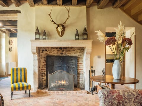 Maison du Meunier | Living area | 99-cm flat-screen TV with cable channels