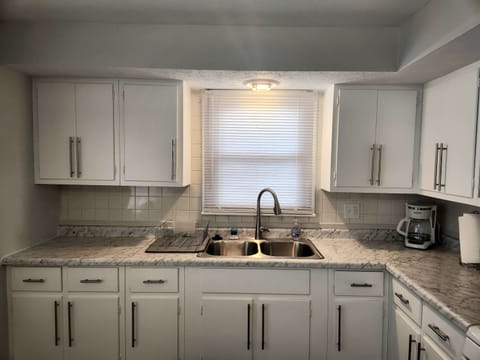 Full size eat-in kitchen and dining area