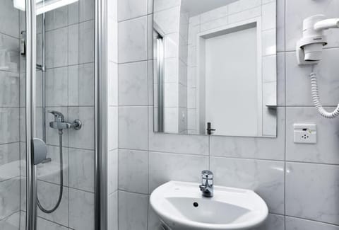 Standard Double Room | Bathroom