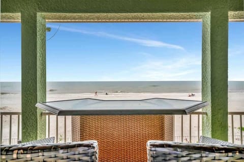 Beachfront Bliss: Steps from Sand, Sip with a View!