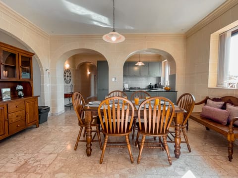 Kitchen & Dining area