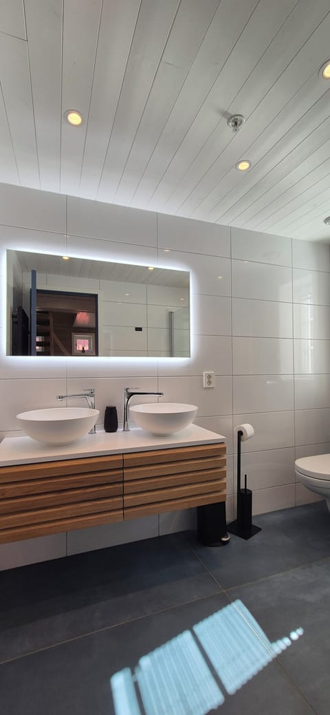 Deluxe Cabin no.4, 4 Bedrooms, Mountain View | Bathroom