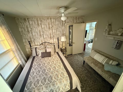 Master Bedroom, Queen