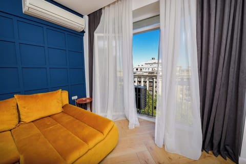 Apartment, 1 Bedroom, Smoking, Balcony | Living room