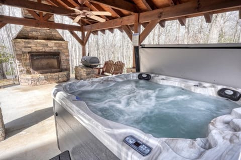 "Fire pit & hot tub under the stars—perfect nights, we’ll be back!"-Sean Oct2025