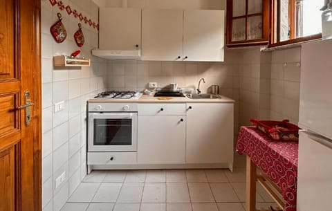 Fridge, stovetop, coffee/tea maker