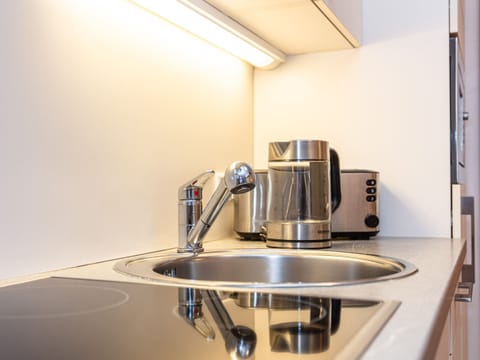 Kitchen in the holiday apartment Appartements Hollin in Saalbach by we rent apartments, with a stove, oven, and fully equipped.