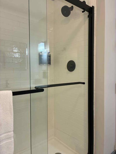 Combined shower/tub, free toiletries, hair dryer, towels