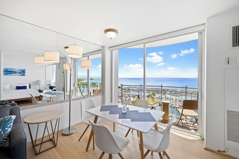Apartment, 1 Queen Bed with Sofa bed, Kitchen, Ocean View | In-room dining