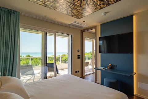 Deluxe Suite | In-room safe, desk, blackout drapes, soundproofing