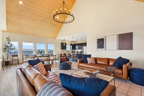 Upper level: Plenty of room to relax in the living room!