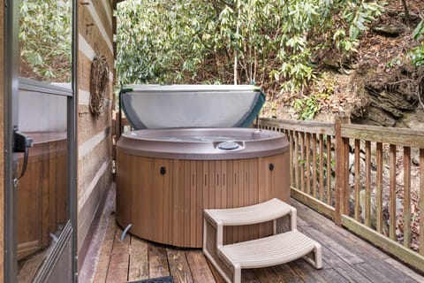 Hot Tub on the Private Back Deck