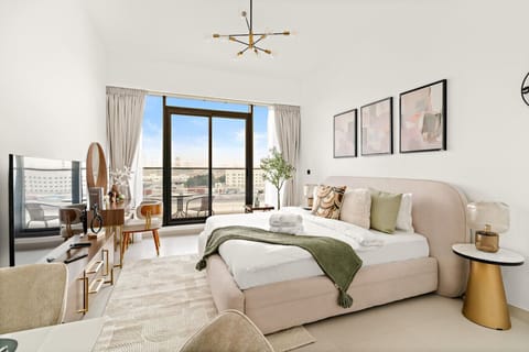 Modern Retreat: Stylish room with a stunning view and chic decor for ultimate relaxation!
